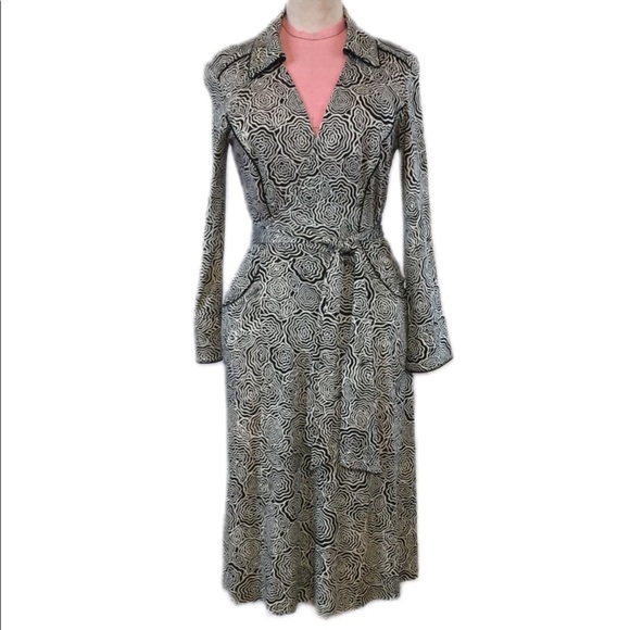 Classic DVF Silk Wrap Dress Abstract Black & Cream - Picture 2 of 4